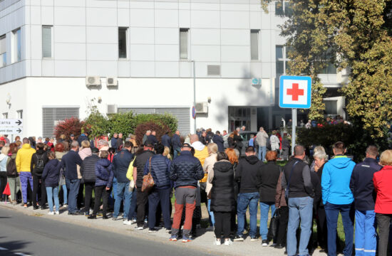 Ljudje čakajo pred ZD Slovenska Bistrica