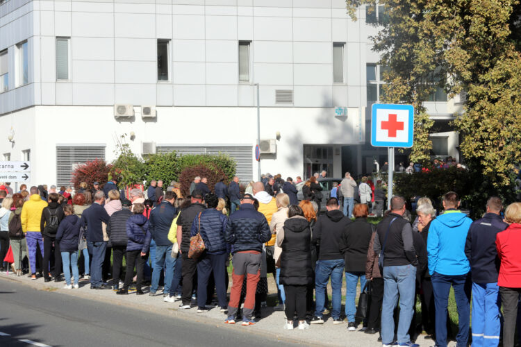 Ljudje čakajo pred ZD Slovenska Bistrica