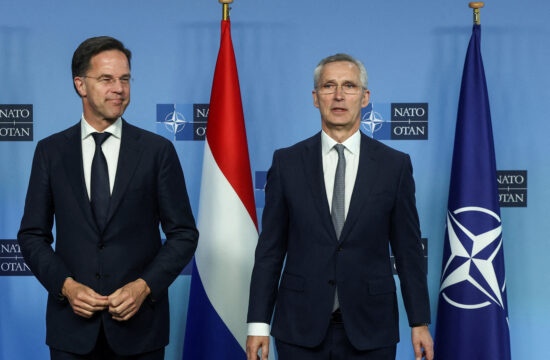 Mark Rutte bo danes od Norvežana Jensa Stoltenberga prevzel vodenje zveze Nato