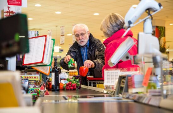 Tudi vas moti prehitra prodajalka na blagajni? Obstaja pet trikov