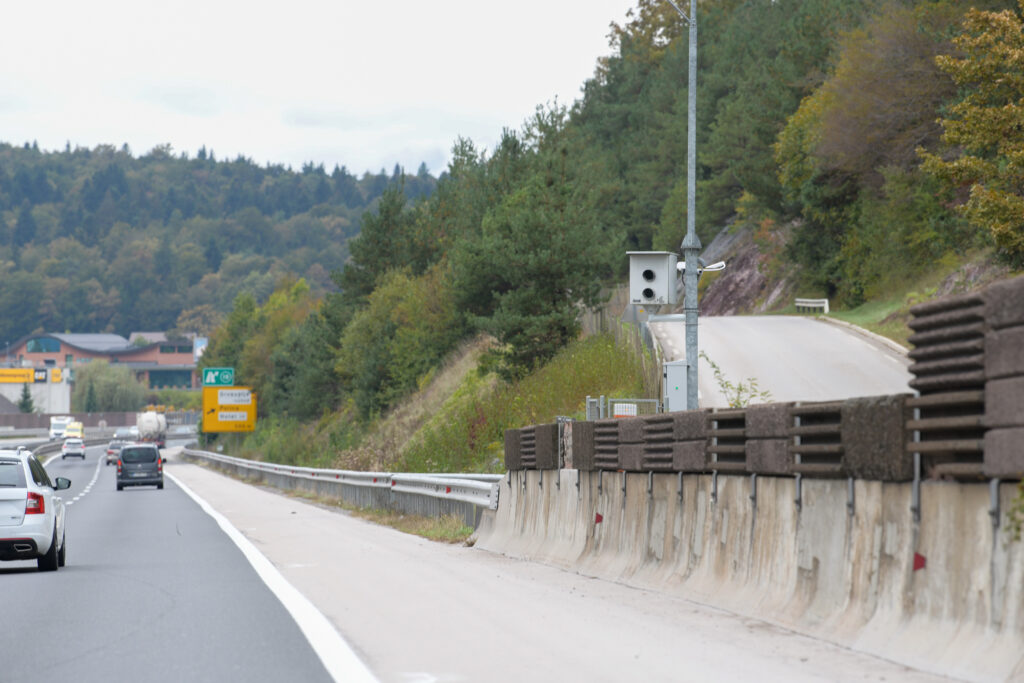 Ohišje radarja na avtocesti A2 proti Ljubljani