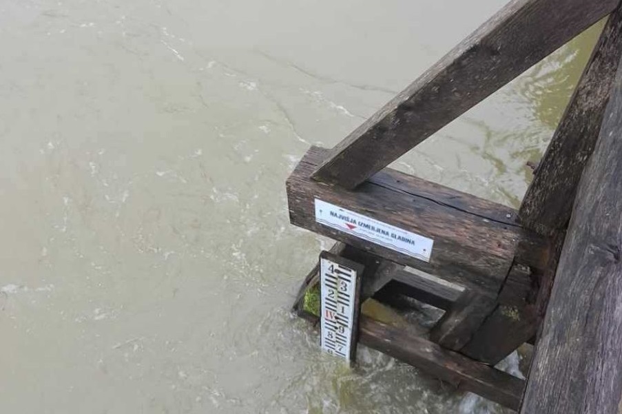 Krka poplavila nekatere ceste, razliva se tudi Kolpa