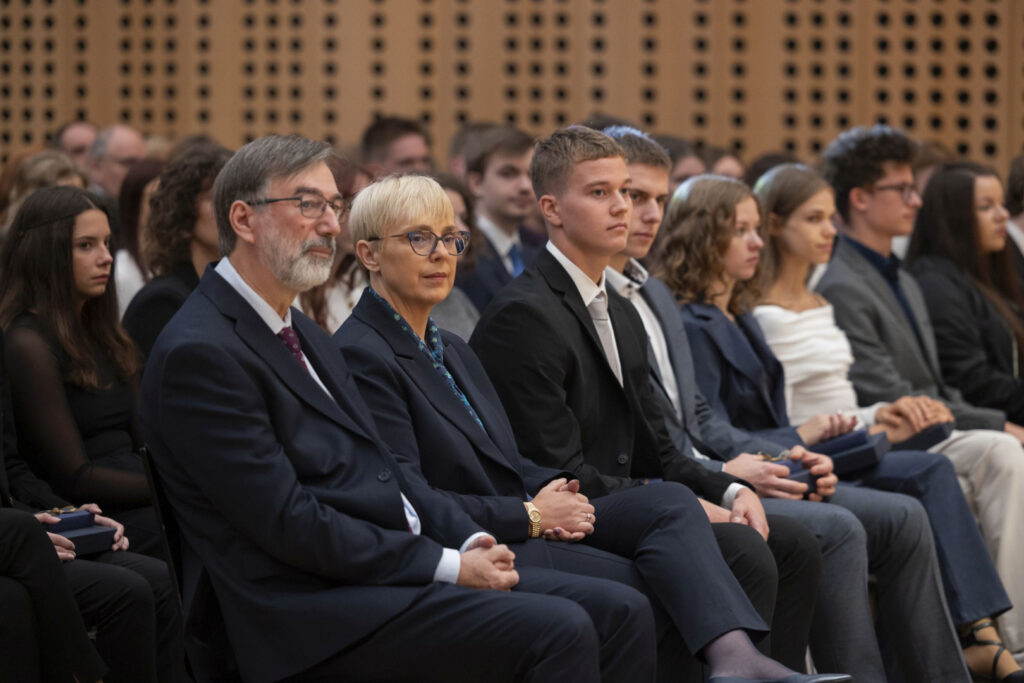 Predsednica države Nataša Pirc Musar in minister za vzgojo in izobraževanje, ki opravlja tekoče posle, Darjo Felda, sta sprejela diamantne maturante.