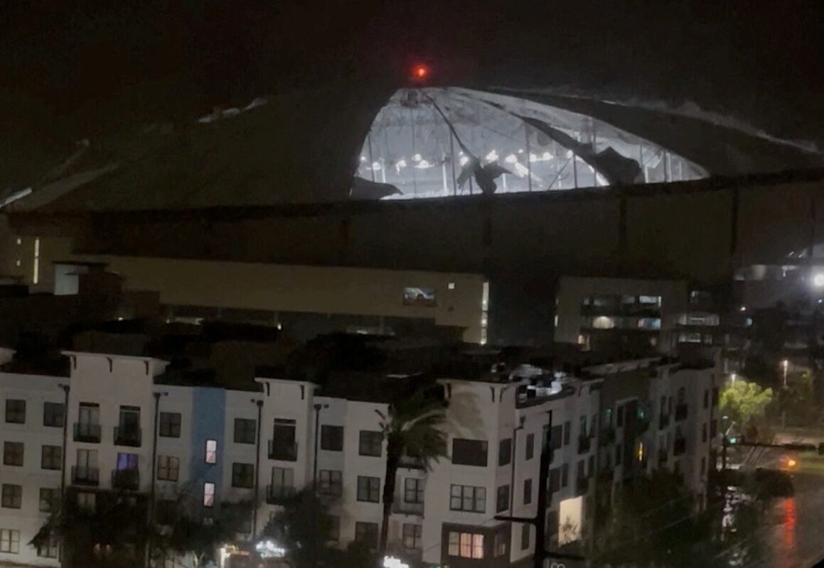 Rušilna moč orkana: s stadiona na Floridi odtrgalo streho (VIDEO)