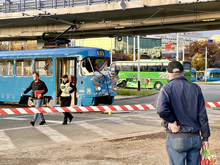 Huda nesreča v krožišču v Zagrebu