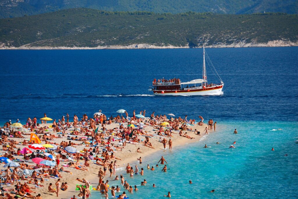 Turizem na plaži Zlati Rt