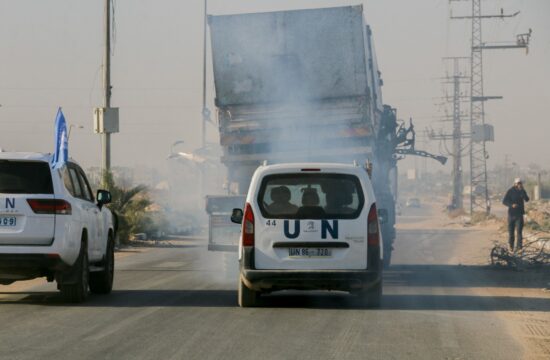 Konvoj vozil UNRWA, ki spremljajo njihov tovornjak, zadet v Izraelskem obstreljevanju