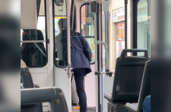 V Zagrebu ustavila tramvaj, da bi naredila nekaj nenavadnega (VIDEO)