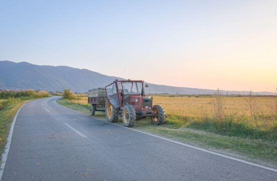 Traktor na cesti