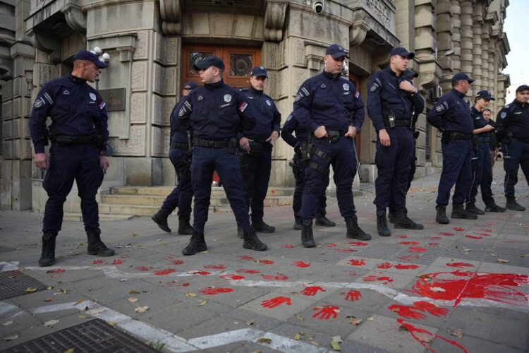 Protestna akcija opozicije pred srbsko vlado