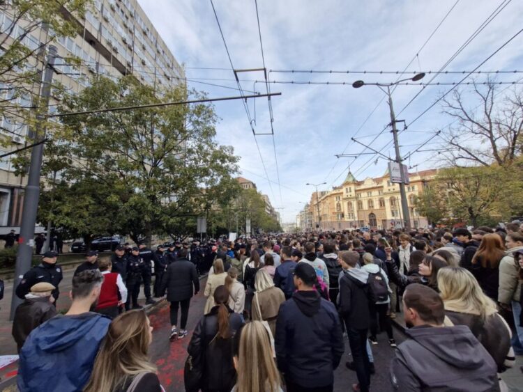 Protest po zrušenju nadstreška v Novem Sadu