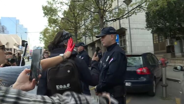 Protest po zrušenju nadstreška v Novem Sadu