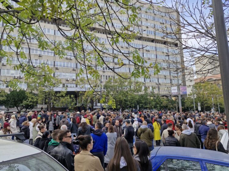 Protest po zrušenju nadstreška v Novem Sadu