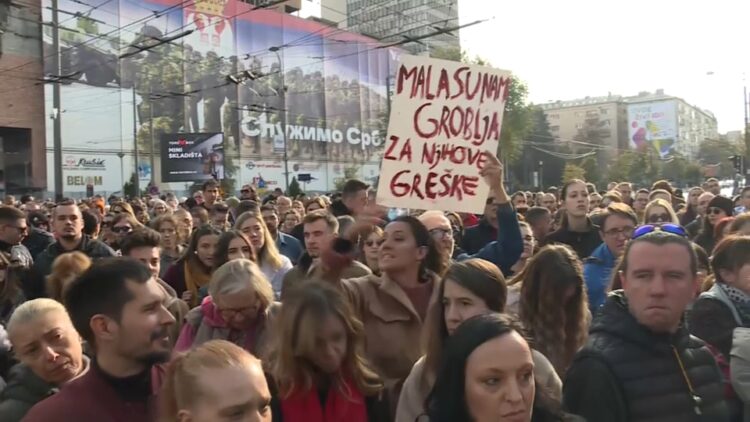 Protest po zrušenju nadstreška v Novem Sadu