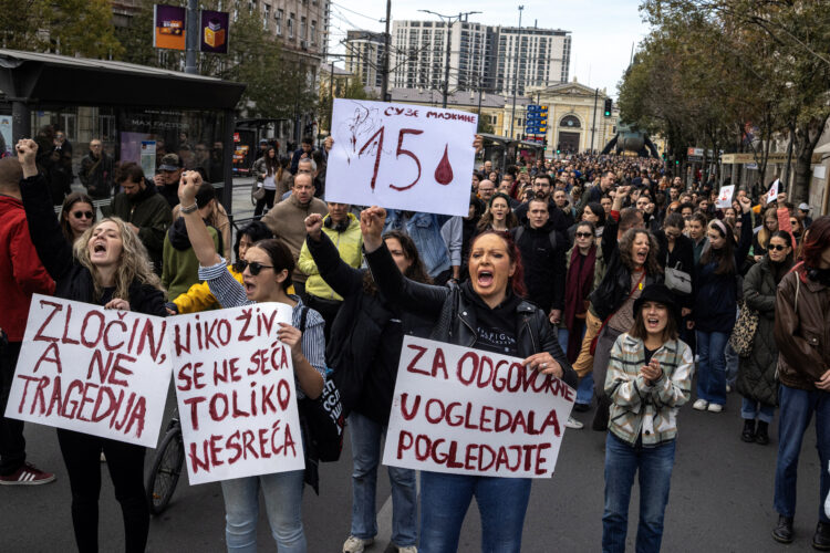 Protest po zrušenju nadstreška v Novem Sadu