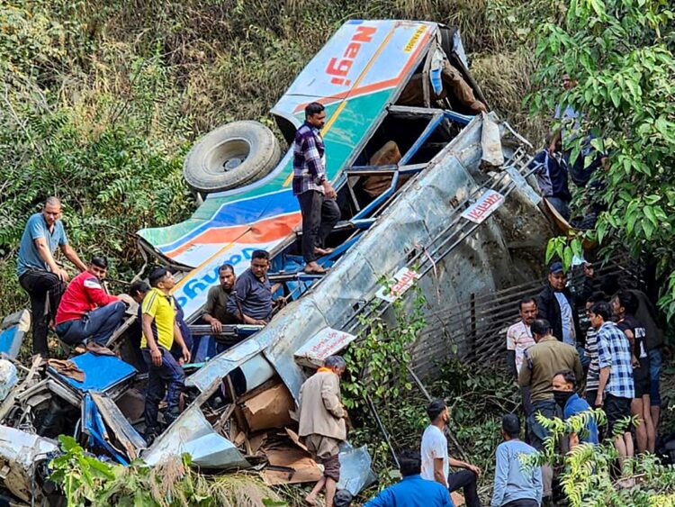 V Indiji v nesreči avtobusa umrlo več kot 30 ljudi