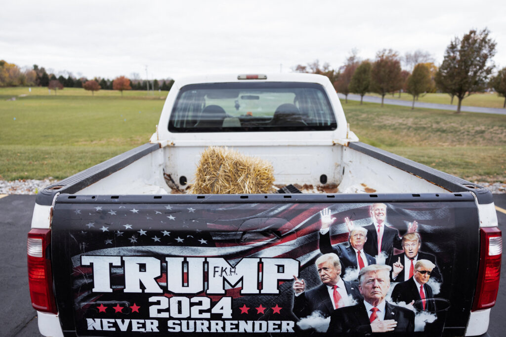 Poltovornjak s Trumpovim napisom