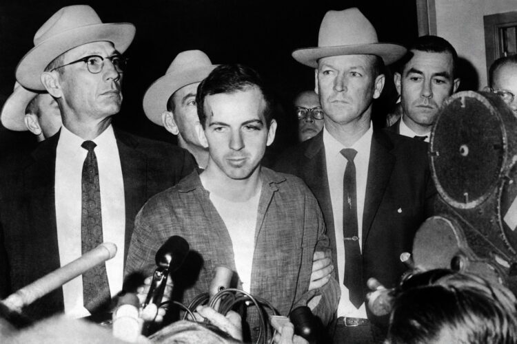 Harvey Oswald tik preden je bil ubit