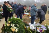 Srbski predsednik Aleksandar Vučić je obiskal grobove treh žrtev tragedije v Novem Sadu.