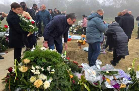 Srbski predsednik Aleksandar Vučić je obiskal grobove treh žrtev tragedije v Novem Sadu.