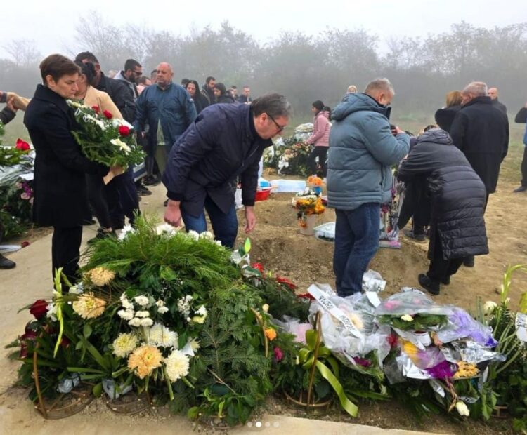 Srbski predsednik Aleksandar Vučić je obiskal grobove treh žrtev tragedije v Novem Sadu.