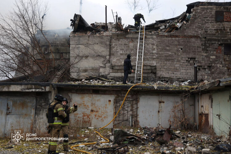 Posledice nočnega ruskega raketiranja mesta Dnipro