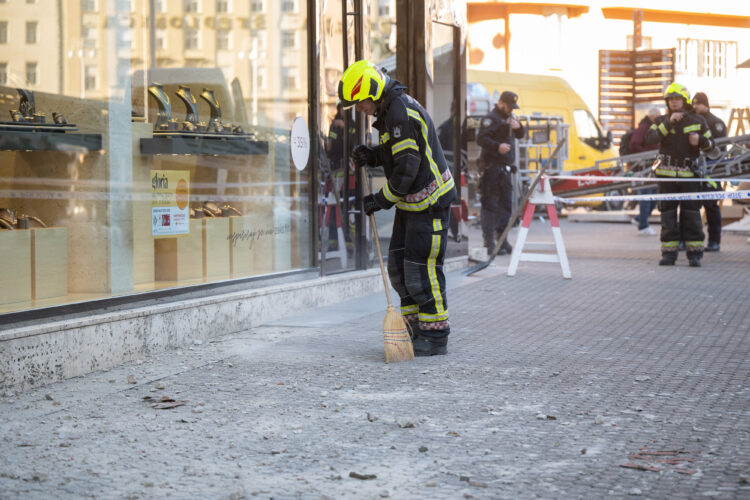 S stavbe v Zagrebu se je odlomil kos fasade