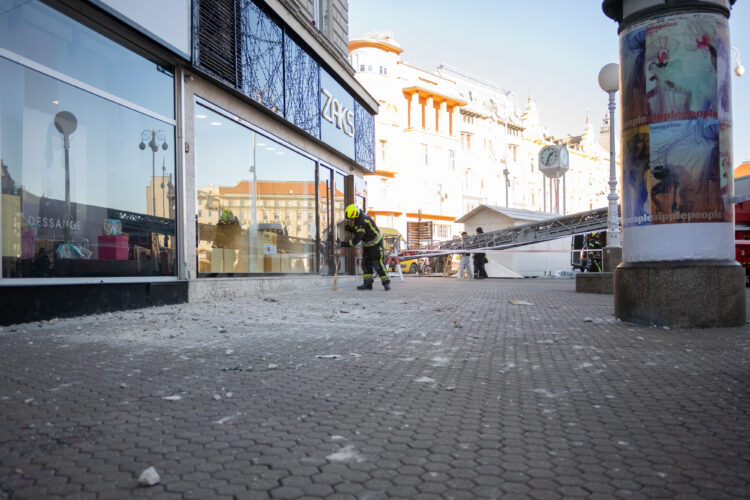 S stavbe v Zagrebu se je odlomil kos fasade