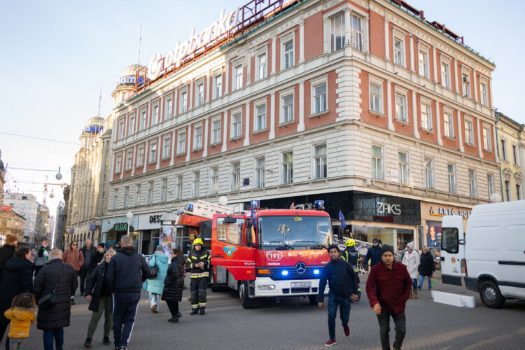 S stavbe v Zagrebu se je odlomil kos fasade