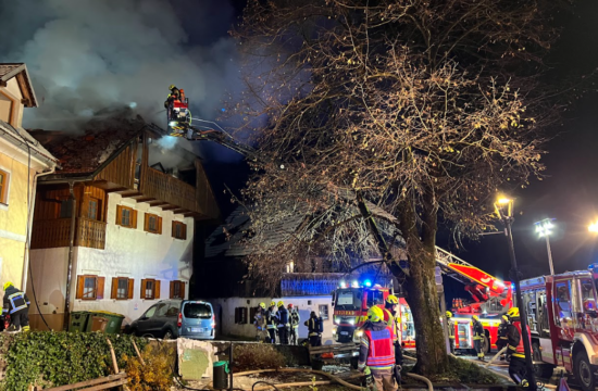 Požar v večstanovanjski hiši na območju Tržiča