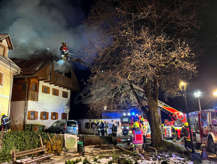 Požar v večstanovanjski hiši na območju Tržiča