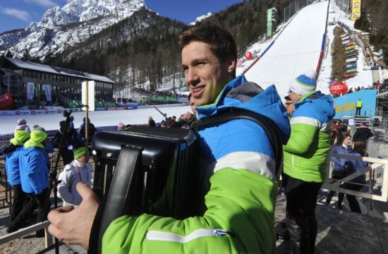 Sašo Avsenik sporočil, da mora zaradi bolezni začasno odložiti harmoniko