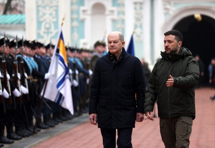 Scholz nenapovedano obiskal Ukrajino