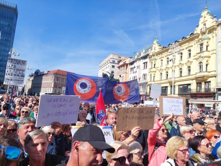 Protest upokojencev v Zagrebu 1. oktobra. 