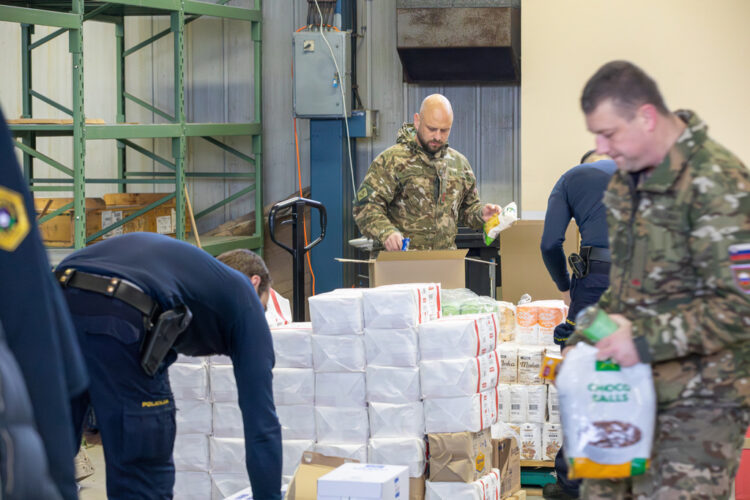 Vojaki in policisti zbirali hrano