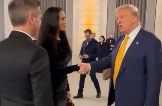 Tina Gaber se rokuje z Donaldom Trumpom