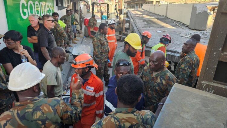 Iskanje preživelih in odstranjevanje ruševin po potresu na Vanuatuju