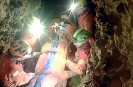 Italijansko speleologinjo še drugič rešili iz iste jame