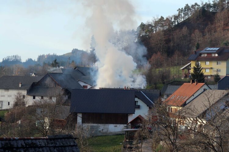 Požar v vasi Javornik v Kranju