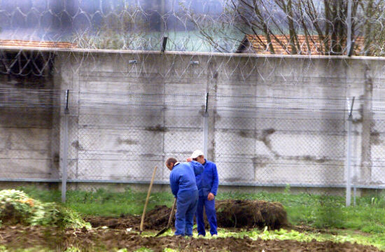 Zaporniki obdelujejo vrt