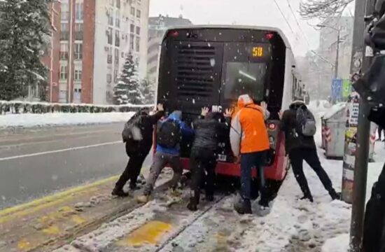 Avtobus obstal v snegu