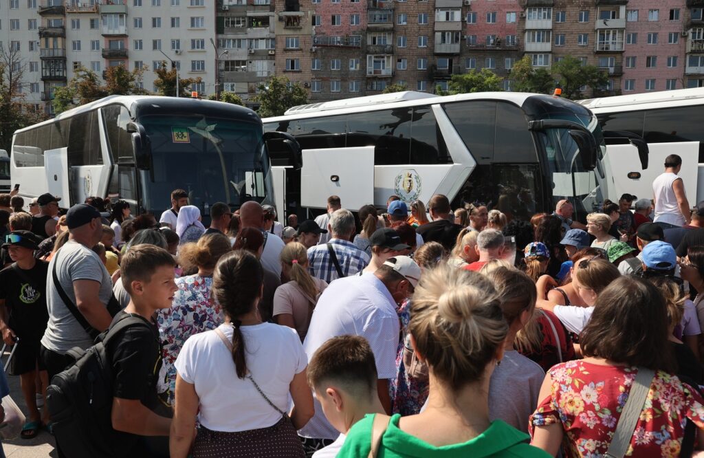 Otroci iz Mariupola, ki odhajajo na počitnice v počitniške tabore v okolici Sankt Peterburga