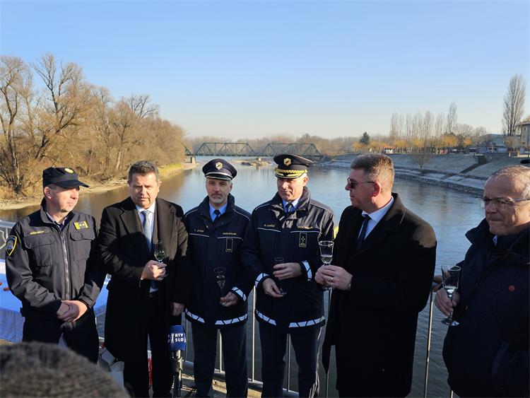 Na mostu čez Muro v Petišovcih 32. leto zapored srečanje policistov iz Slovenije in Hrvaške