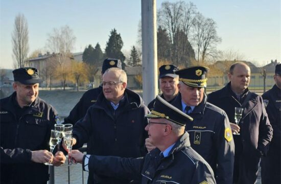 Na mostu čez Muro v Petišovcih 32. leto zapored srečanje policistov iz Slovenije in Hrvaške