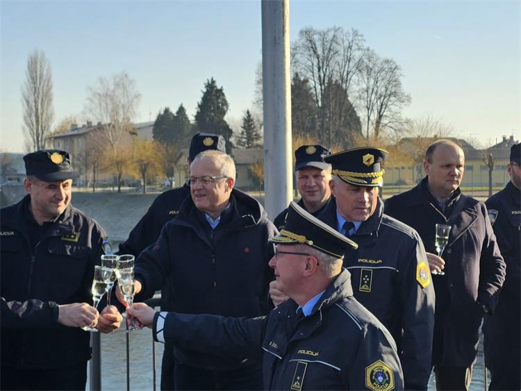 Na mostu čez Muro v Petišovcih 32. leto zapored srečanje policistov iz Slovenije in Hrvaške