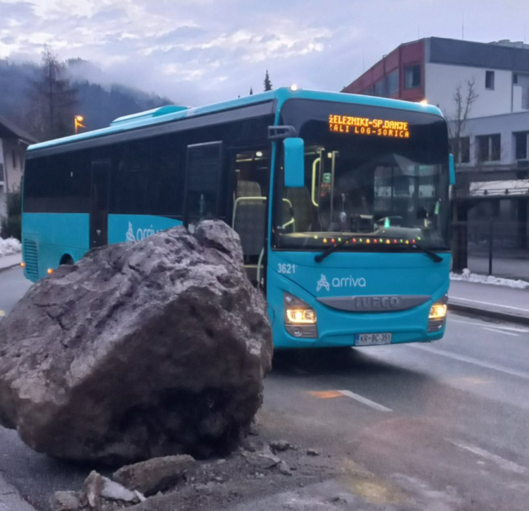 Na cesto v Železnikih se je ponoči prikotalila velika skala.