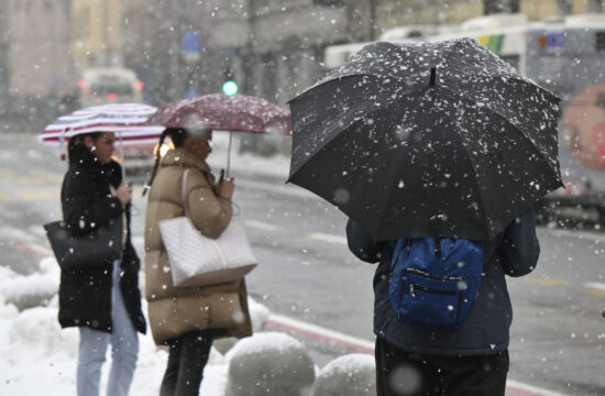 Meteorologi napovedali novo hladno fronto: snežilo bo tudi v notranjosti države