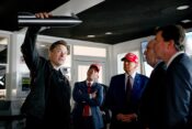 Elon Musk Donaldu Trumpu razkazuje SpaceX-ov center