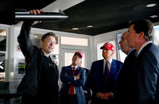 Elon Musk Donaldu Trumpu razkazuje SpaceX-ov center