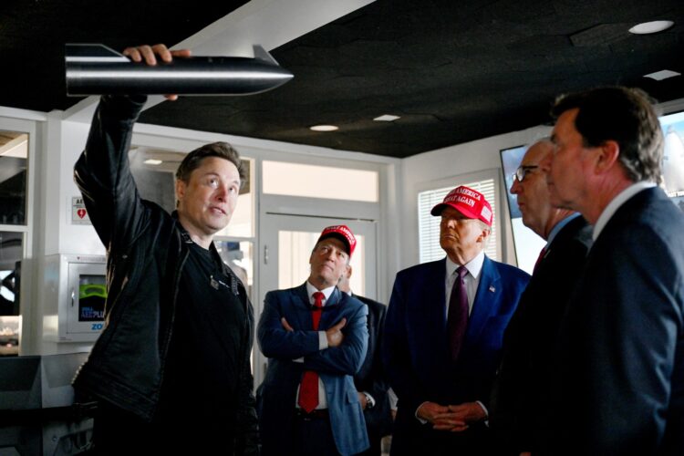 Elon Musk Donaldu Trumpu razkazuje SpaceX-ov center